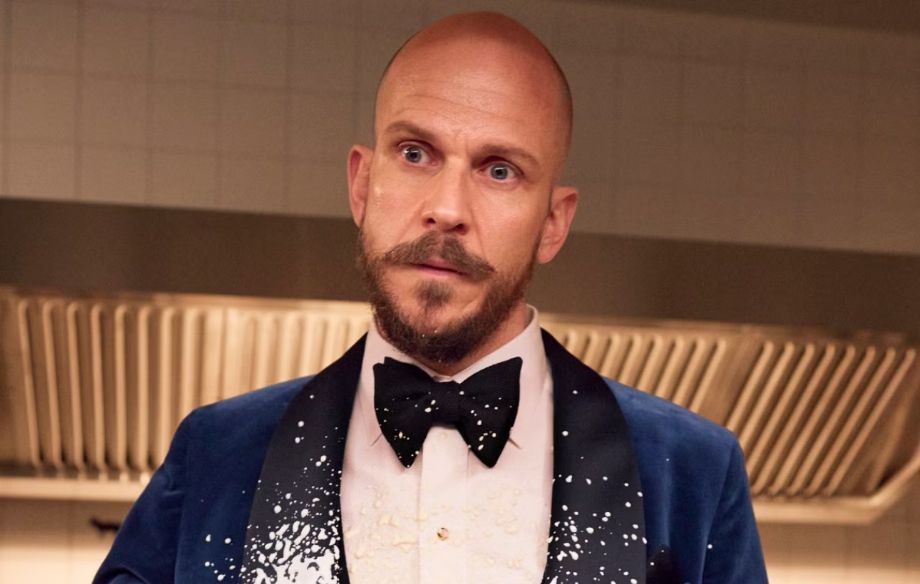 Con 101 minutos en Netflix: la comedia negra con Gustaf Skarsgård que reúne a viejos amigos y destapa secretos