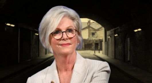 Política pierde una pierna y se debate entre la vida y la muerte tras ser atacada afuera de su oficina