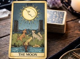 La Luna en el tarot: significado de la carta al derecho y al revés, qué representa en el amor