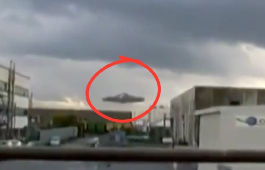 Filtran video de un presunto OVNI con tecnología futurista viajando por el cielo de Estados Unidos