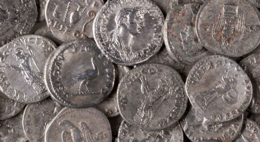 Salió a buscar metales en un campo y encontró un tesoro de 934 monedas romanas enterradas hace casi 2.000 años