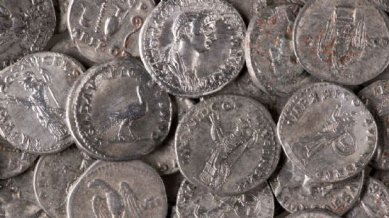 Salió a buscar metales en un campo y encontró un tesoro de 934 monedas romanas enterradas hace casi 2.000 años