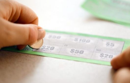 Mujer descubre infidelidad de su esposo luego de que ganara la lotería con boleto comprado por la amante