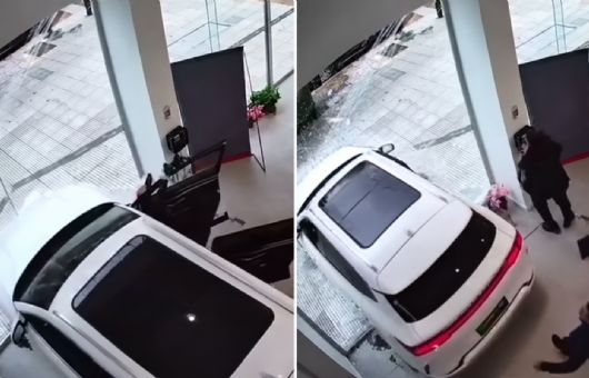 VIDEO | Cliente pierde el control de un auto eléctrico y rompe el ventanal de una agencia
