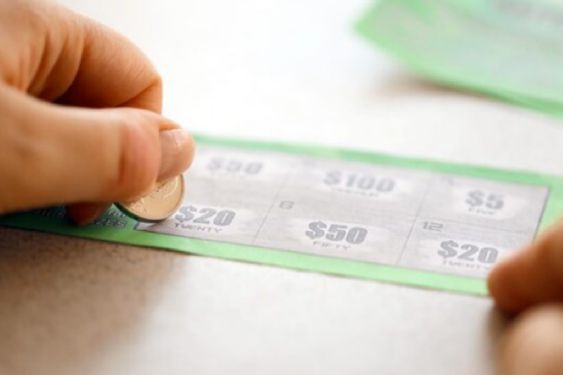 Mujer descubre infidelidad de su esposo luego de que ganara la lotería con boleto comprado por la amante
