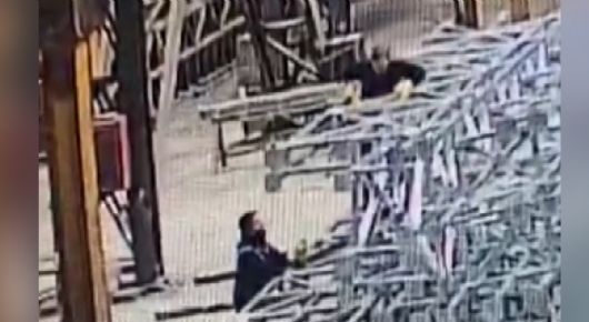 Trabajador muere aplastado por estructura metálica, así fueron sus últimos segundos con vida | VIDEO