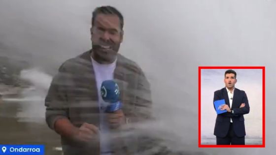 Foto de: Reportero y camarógrafa son alcanzados por fuerte ola en plena transmisión en vivo | VIDEO VIRAL
