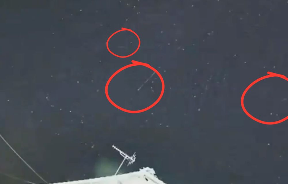 Captan decenas de luces que descienden del cielo, aseguran que son naves espaciales en una misión