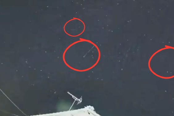 Captan decenas de luces que descienden del cielo, aseguran que son naves espaciales en una misión