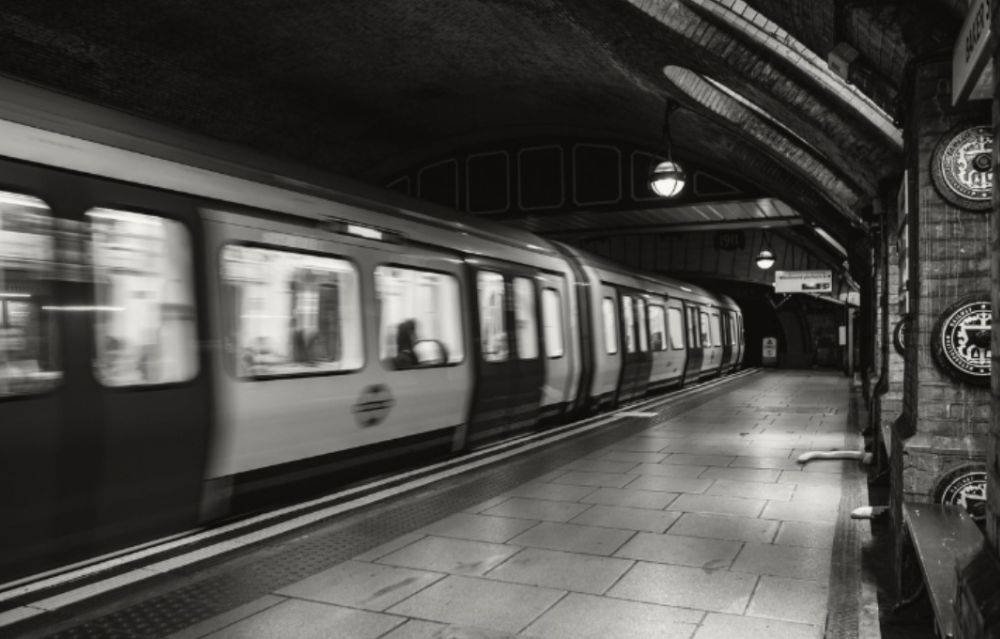 Horror en el Metro: Pasajero es atacado con cuchillo en la cara y la espalda