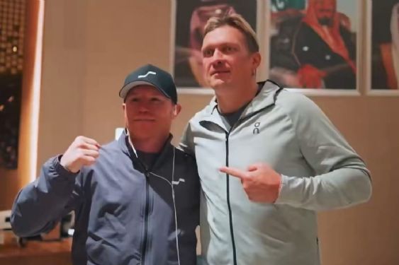 ¡Acompañado de Usyk! Canelo Álvarez llega a Arabia Saudita para enfrentar a Christian Mbilli