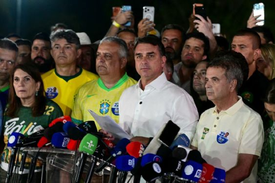 Foto de: Bolsonaro denuncia que un juez le pidió entregar su pasaporte tras derrota ante Lula en Brasil