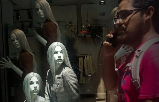 ¿Se mueven los maniquíes por la noche? VIDEO causa MIEDO e inquietud en famosa plaza al norte de la CDMX