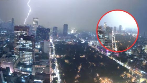 Impresionante rayo ilumina el cielo de la CDMX tras fuertes lluvias | VIDEO