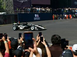 Entre esqueletos y cempasúchil: Así se vive el Show Run de Checo Pérez en Paseo de la Reforma | FOTOS y VIDEO