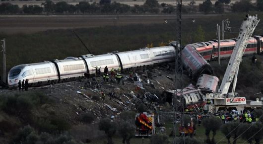 Revelan la identidad de algunas víctimas del choque de trenes en España que dejó a al menos 68 muertos