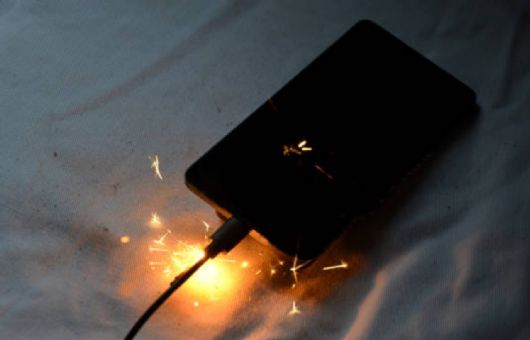 Si el cargador de tu celular presenta alguna de estas 5 señales, desconéctalo de inmediato: puede provocar un incendio