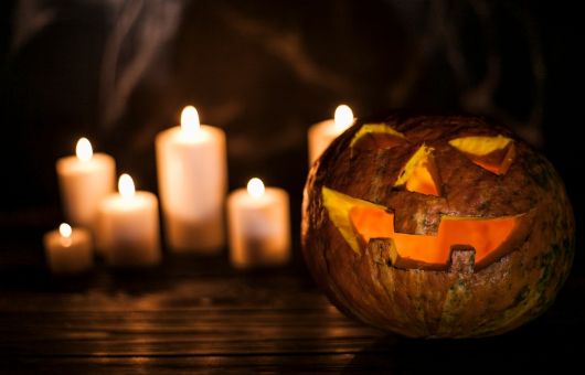 Decoración de Halloween en una hora: guía para dejar lista tu casa para la fiesta con telarañas, velas y papel negro