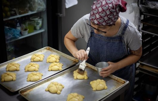 Suave, esponjoso y frutal: La receta definitiva del Pan de Muerto de guayaba que vas a querer repetir