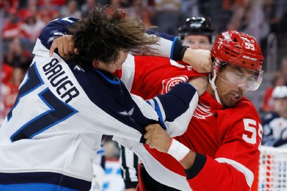 VIDEO | Captan el momento exacto en que dos jugadores de hockey se agarran a golpes en pleno partido