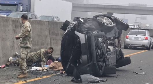 Una madre intentó apuñalar a sus 2 hijas tras chocar su auto en una autopista; fue sometida por dos soldados