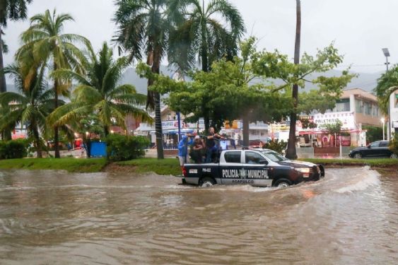 Foto de: Suspenden clases en Acapulco tras fuertes lluvias y devastadoras inundaciones por el huracán Simon