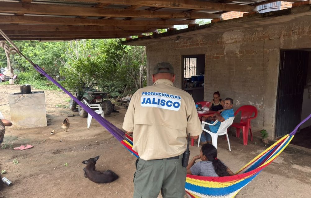 Jalisco en alerta máxima por huracán 'Simón'; realizan evacuaciones en zonas de riesgo