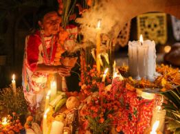 ¿Cuál es el significado espiritual de las VELAS en la ofrenda de Día de Muertos?