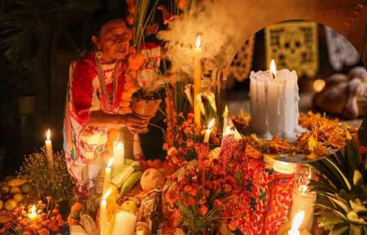 ¿Cuál es el significado espiritual de las VELAS en la ofrenda de Día de Muertos?
