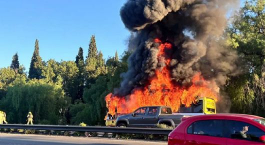 Argentina: un microbús se incendió en pleno viaje con pasajeros a bordo