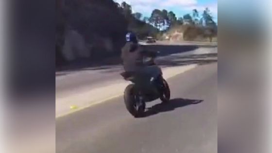 Motociclista graba la muerte de su amigo en plena rodada, así fue el aparatoso choque frontal | VIDEO FUERTE