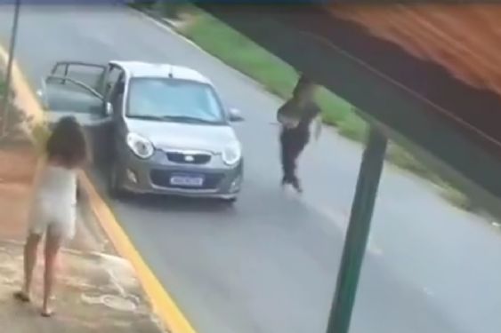 Hombre se lanza a vehículo en marcha para salvarle la vida a 2 niños, su madre descendió segundos antes | VIDEO