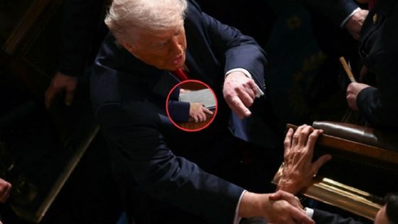 Foto de: ¿Qué tiene Trump en la mano que aterró en su discurso del Estado de la Unión?