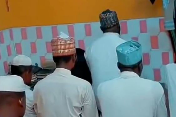 Pensaban que estaba orando y en realidad estaba muerto, líder religioso del Islam fallece en centro religioso: VIDEO