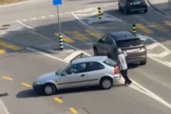 Choca, intenta huir y termina volcándose tras caer de varios metros de altura: VIDEO