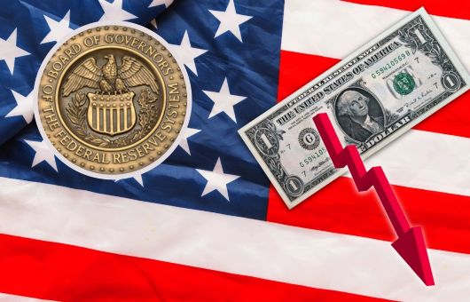 Dólar cae por expectativa en la Fed y señales de política monetaria; así cotiza al cierre
