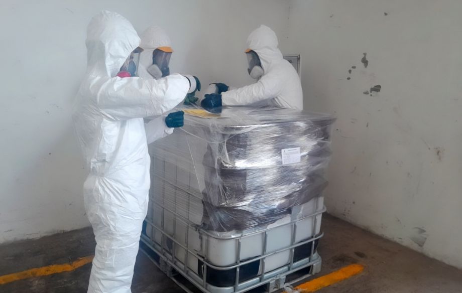 Profepa y Semarnat confinan 644 kg de mercurio líquido, tras ser asegurados en el Puerto de Manzanillo