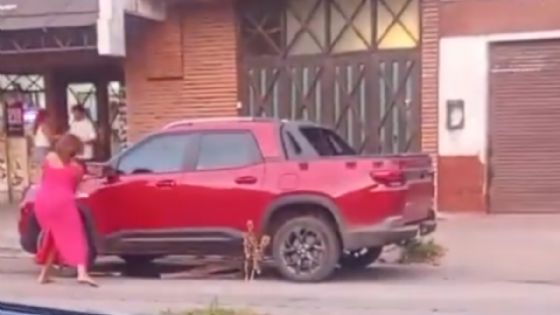 Mujer acude al trabajo de su ex con un martillo y destroza su camioneta: VIDEO
