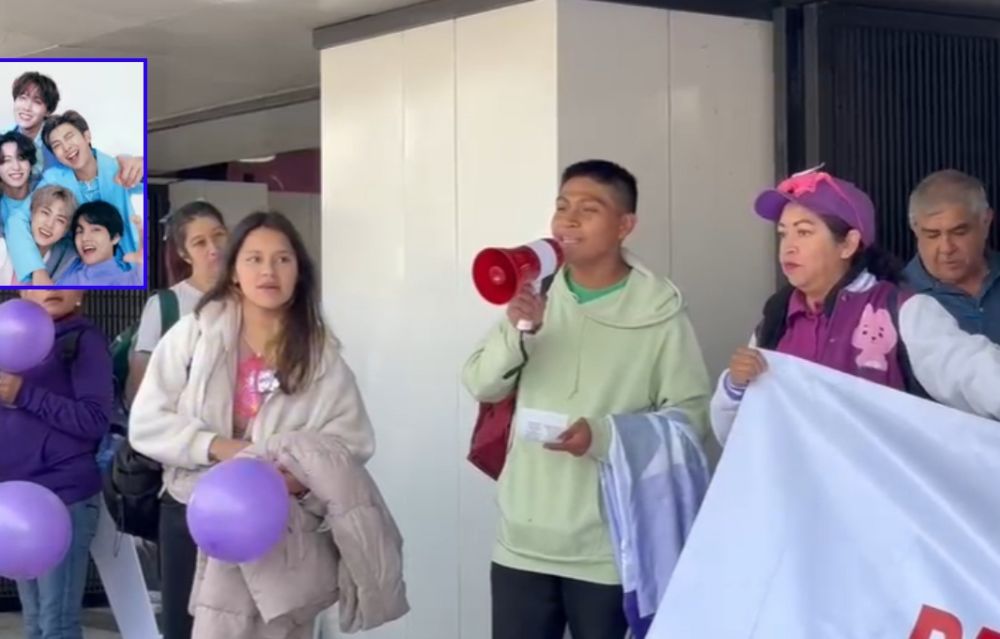 Se congregan integrantes de la BTS Army en el metro Cuauhtémoc, donde iniciarán una marcha
