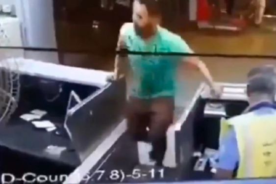 Trabajador muere electrocutado ante decenas de personas, pretendía ajustar un ventilador | VIDEO FUERTE