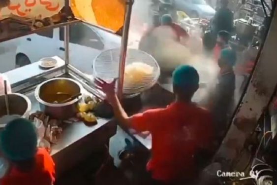 Automovilista choca contra puesto de comida y quema a trabajador con aceite hirviendo | VIDEO FUERTE