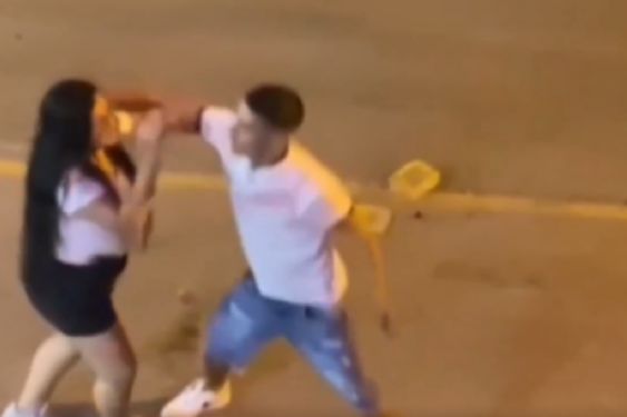 Joven que golpeó a su novia en público termina noqueado por un grupo de hombres enfurecidos | VIDEO