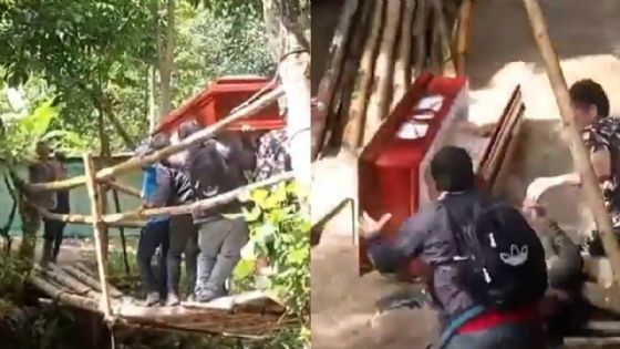 Foto de: Ataúd cae al río tras el colapso de un puente peatonal durante un sepelio | VIDEO