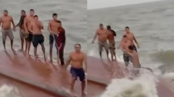 Foto de: Con solo una cuerda, pescadores son rescatados luego de que su barco comenzara a hundirse | VIDEO