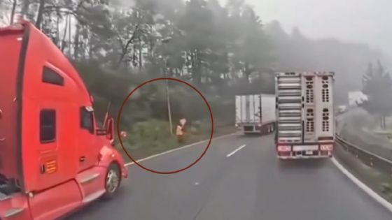 Foto de: ALERTAN por nueva modalidad de ASALTO carretero, fingen ser trabajadores viales para detener a los vehículos | VIDEO