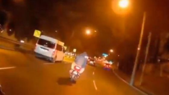 Foto de: Captan insólito robo a motociclistas en pleno movimiento y en menos de un segundo | VIDEO