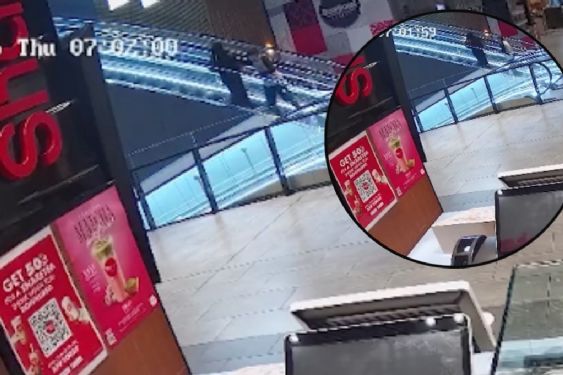Adolescente acuchilla a mujer por la espalda en centro comercial y sale huyendo, ella está grave en el hospital | VIDEO
