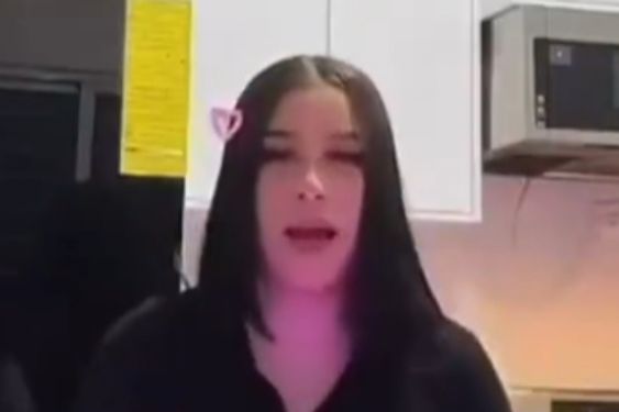Foto de: “Si lo que quiere son golpes, golpes le voy a dar”: influencer agrede a su bebé durante transmisión en vivo | VIDEO