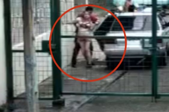 Foto de: “No me hagas nada”: el desesperado grito de una mujer antes de ser secuestrada a plena luz del día | VIDEO