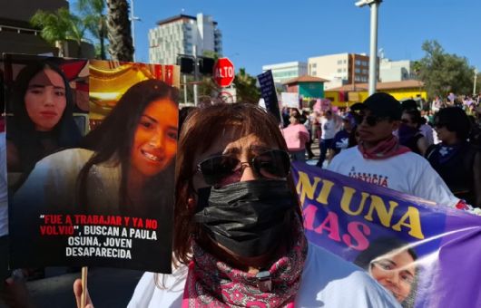 Paula salió a trabajar y nunca volvió: su madre se desmaya por el dolor en plena marcha del 8M